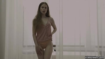 大きな乳首の可愛い人は、コックをけいれんしながら自分自身をおもちゃにします