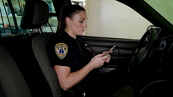 ビート警官-凶悪犯の乗組員全員に犯された熱い覆面熟女-AaliyahTaylor