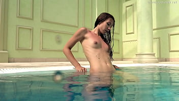 一番ホットな小柄な巨乳ティーンイリーナ・ルサカ水中