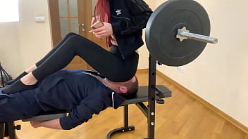 赤毛の愛人ソフィと黒のヨガパンツで顔面騎乗を無視するフルウェイト
