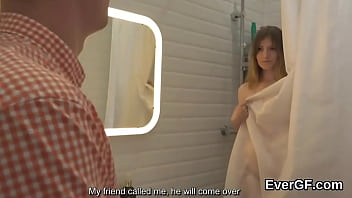 お世話になっている仲間は、セクシーな友人が彼のガールフレンドをドルでねじ込むことを可能にします