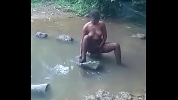 お風呂に入る熱いアフリカの女性