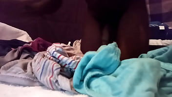 クラブで妻が見知らぬ人に犯された方法を考えて、私は彼女のパンティーに中出しされました