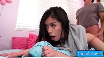 Jovem e morena com tesão Savannah Sixx chupar um pau enorme e ter sua buceta batida forte estilo cachorrinho