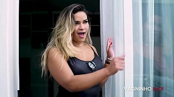 家でジャッキオフするのを捕まえたガールフレンドの熱い友達とセックスしたVagninhoとLunaOliveira