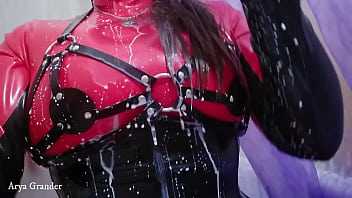 ラテックスとミルクのビデオ自撮り (Arya Grander)