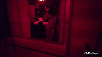 彼女が自慰行為をしている間、私は寝室の窓からセクシーな女の子を記録します。
