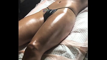 すでに油を塗った体でマッサージの前後に患者を記録します。