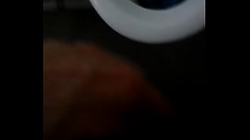 磁器の小便器をおしっこする