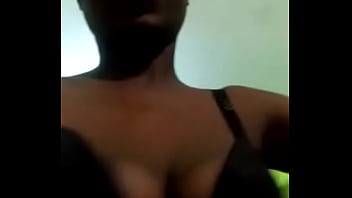 彼女の大きな小川を転がしている醜いハイチの女性。彼女の大きなクリトリスで遊んでいる大きなクリトリスを持つ醜いハイチの雌犬