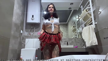 女生玩弄她自己与一个振动器在浴室