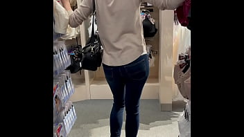 痴女ティーンはボーイフレンドに公共の場でリモコンの緑豊かなバイブレーターを使用させ、パンツの中で絶頂—CumPlayWithUs2