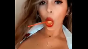 私の友人は私に彼女のおっぱいを見せてくれます