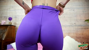 タイトなライクラの信じられないほどのCAMELTOEとTHIGHGAPスキニー美しいベイブ