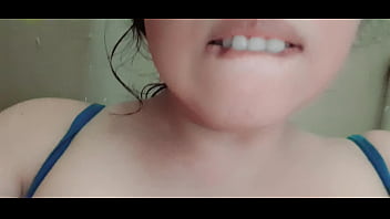 角質の巨乳のステムポムは何でも触って一人でオナニーする とても豊かで、早急にチンポとマンコが必要です、本物の素人の自家製オナニー