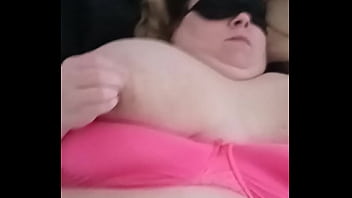 琥珀色のクライダーは彼女の巨大なおっぱいをこすります