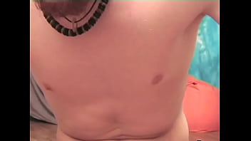 魅惑的なブルネットのひよこターニャは突っ込みます