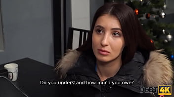 DEBT4k。女の子はお金を借りており、借金のコレクターが彼女を見つけた後、彼女は犯されます