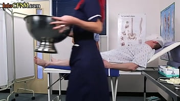 車を吸うCFNM看護師のフェムドムが潜水艦を墜落させた