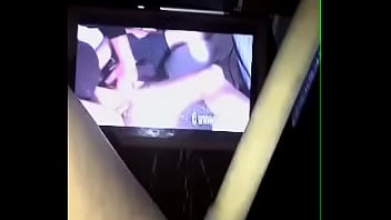 VHSlutは、夜に隣の部屋の前の部屋に横になり、彼女が見ている女の子に嫉妬し、クリトリスでフィストファックされて舐められることを夢見ているときに、木の棒で彼女の猫をファックします