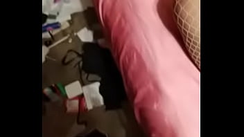 侵入者は彼のコックを吸うためにfufuを強制します