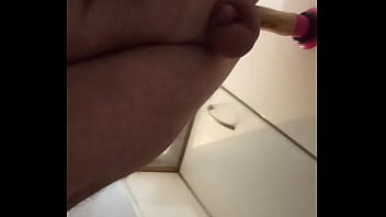 ディルド飲み込むお尻の遊びにはジュースと肌が必要