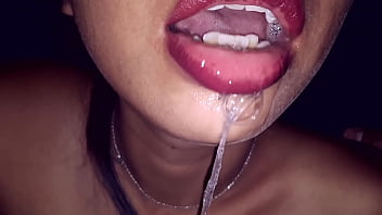ユーピエンドを吸って、彼女の豊かなおっぱいを空中に持って彼女の口の中でミルクを受け取る