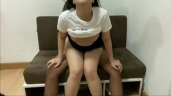 色白でぽっちゃりしたスタイルの良いタイ人娘の口内射精。