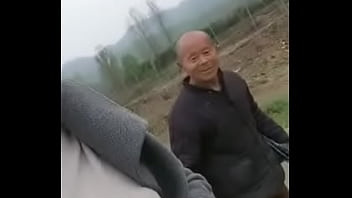 変態の赤ちゃんは、野生の喜びを見つけるために老人を誘惑します