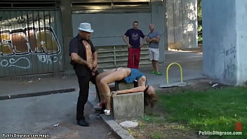 Связанную европейскую крошку трахнули на публике