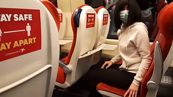 電車の中で公共のディックフラッシュ。見知らぬ女の子が私をぐいと動かして、私が中出しするまで私を吸う。危険な本物の屋外