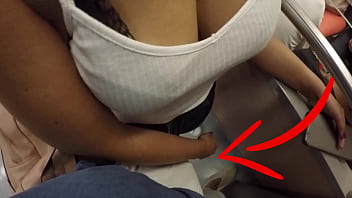 巨乳の未知の金髪熟女が地下鉄で僕のチンポに触れ始めた！それは服を着たセックスと呼ばれていますか？