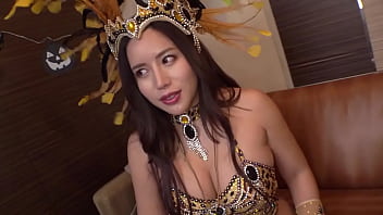 她拥有超级坚挺的 H 罩杯巨乳和翘臀！ 她无法抗拒紧紧夹住她的阴部，并与她大干一场！