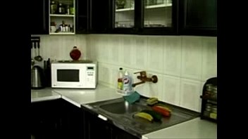 Мастурбирует овощами на кухне