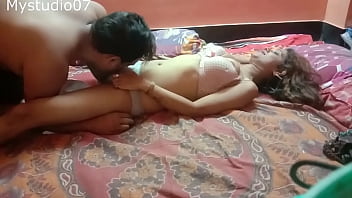 宅配の少年とセックスをしているインドのセクシーな若い女の子