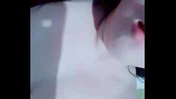 私は自分の部屋で自慰行為をします。私の使用人が入ってきて、彼の若い雄鶏を私に与えます。彼はミルクでいっぱいです