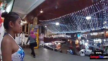 町で夜を過ごした後のアマチュアアジアの十代のガールフレンドのフェラチオ