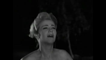 女性から盗まれた服。 Katiforos1961。裸で強盗。