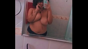 Instagramで胸を見せているセクシーな女の子