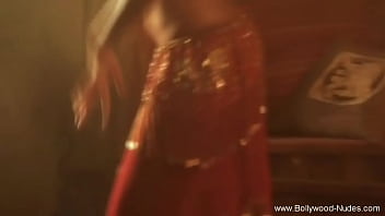 セクシーなベリーダンスブルネットの美しさとても暑い楽しいセッション