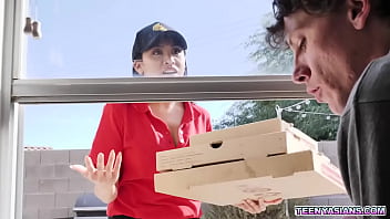 角質の男ジェイロメロとリオンキングはピザを注文しましたが、エンバースノーはそれを遅く配達したので、彼女は彼女の猫を提供し、熱いピザの三人組のパーティーを始めました。
