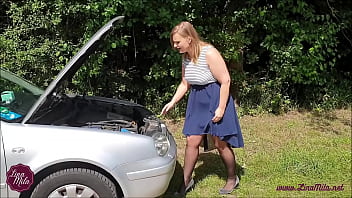 車が故障したときに悪用されました!!!突然彼はコンドームなしで私をファックします！