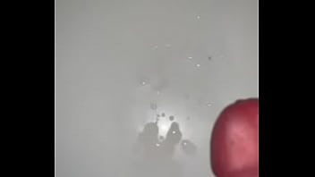 喉を落ち着かせる大量のザーメン負荷