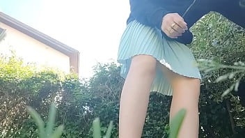 妓女！她在没有内衣的公园里撒尿和打
