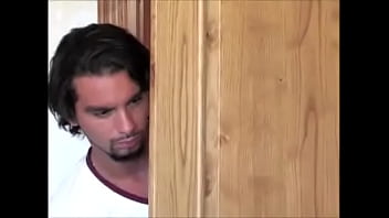 сын шпионит за своей матерью и трахает ее