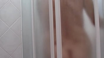 シャワーで飽くなき熟女を自慰行為し、彼の友人は彼女が彼のコックをなでるのを撮影しました