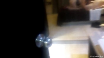 本物の寝取られ私はコンドームなしで金持ちのチンポを犯します、私は夫に話しかけて、彼が私がそれを取り除く方法を見るためにモーテルに来るようにします、そして彼らは2人の間で私を犯します