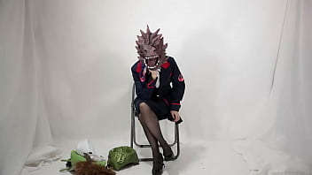 頭にモンスターマスクをかぶった客室乗務員