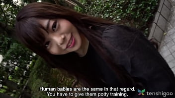 アマチュアの日本人バーの女の子がホテルにやって来て、見知らぬ男とセックスし、剃ったオマンコを調べ、指で触れ、舐め、そして犯される。