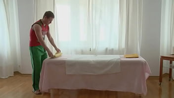 セクシーな女の子は穏やかな足のマッサージをしてから激しく犯されます